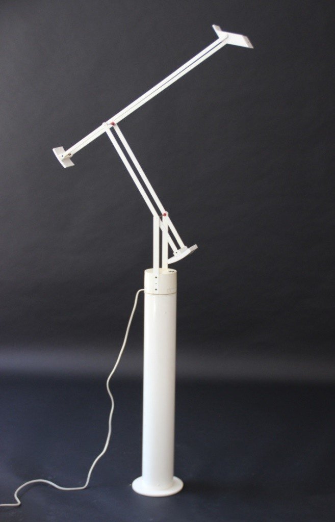 Richard SAPPER (1932-2015) - édition Artemide - 1979.: Richard SAPPER (1932-2015) - édition Artemide - 1979. Lampadaire Tizio à géométrie variable en métal laqué blanc et plastique sur piètement cylindrique amovible.