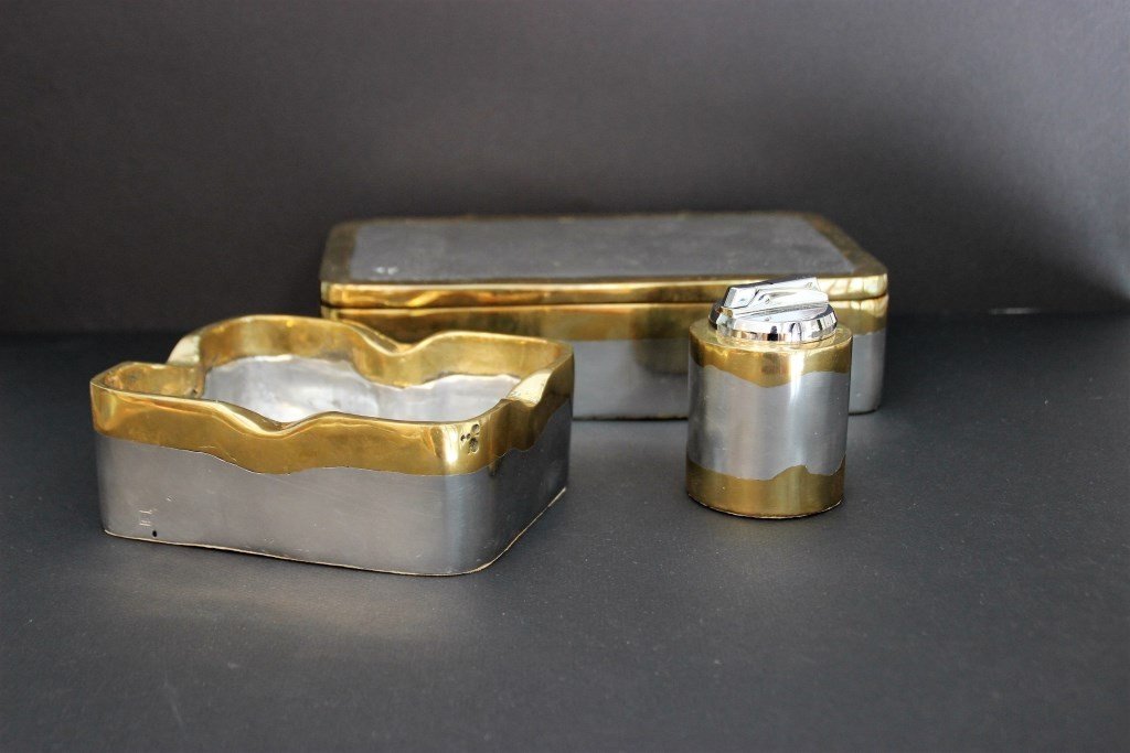 David MARSHALL (1942) Ensemble de trois pièces fumeur: David MARSHALL (1942) Ensemble de trois pièces fumeur en fonte d'aluminium et laiton doré, composé d'un cendrier, d'un briquet et d'une boite à compartiments. Pièces marquées en dessous.