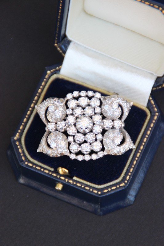 Broche en or blanc à décor de volutes, ornée de (1 of 1)