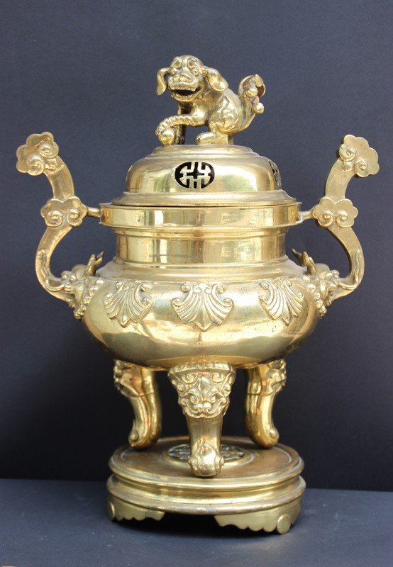 CHINE  Brûle parfum en bronze ciselé, à décor de (1 of 2)