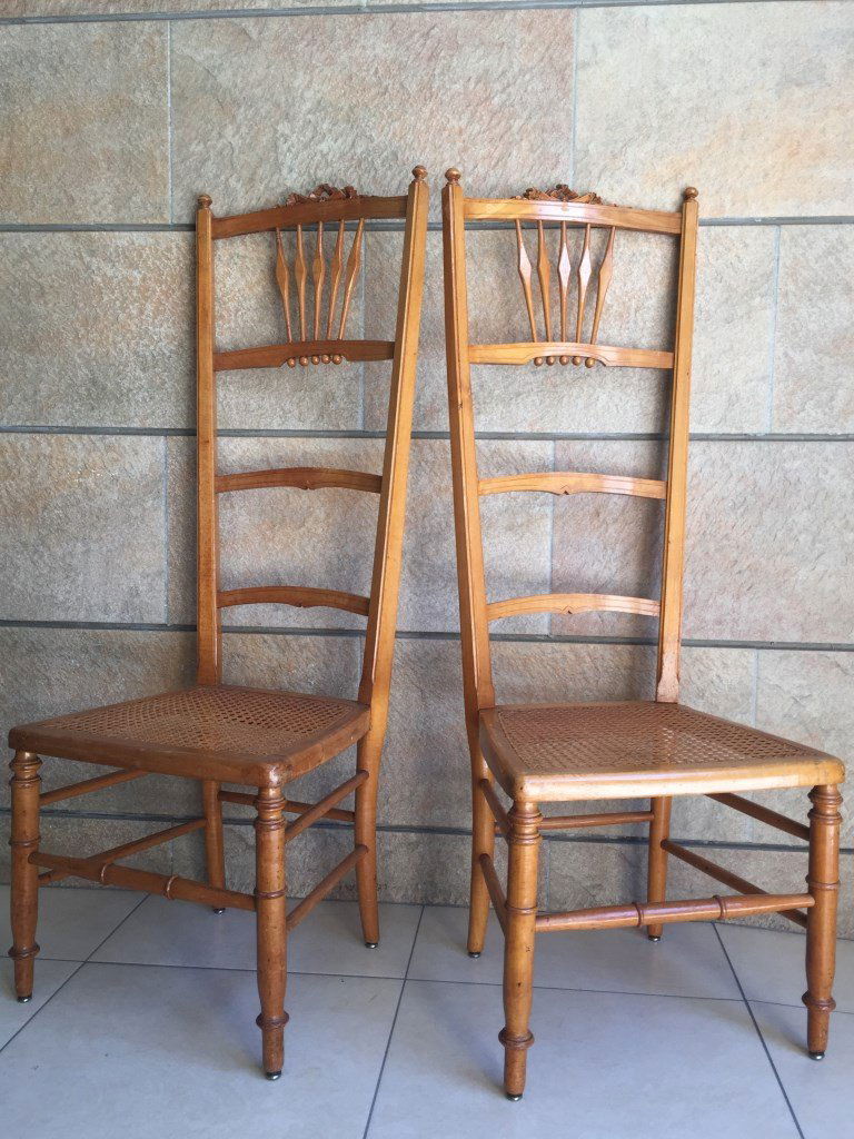 Paire de chaises de nourrice en bois mouluré à assise: Paire de chaises de nourrice en bois mouluré à assise cannée 110 x 38 x 35 cm