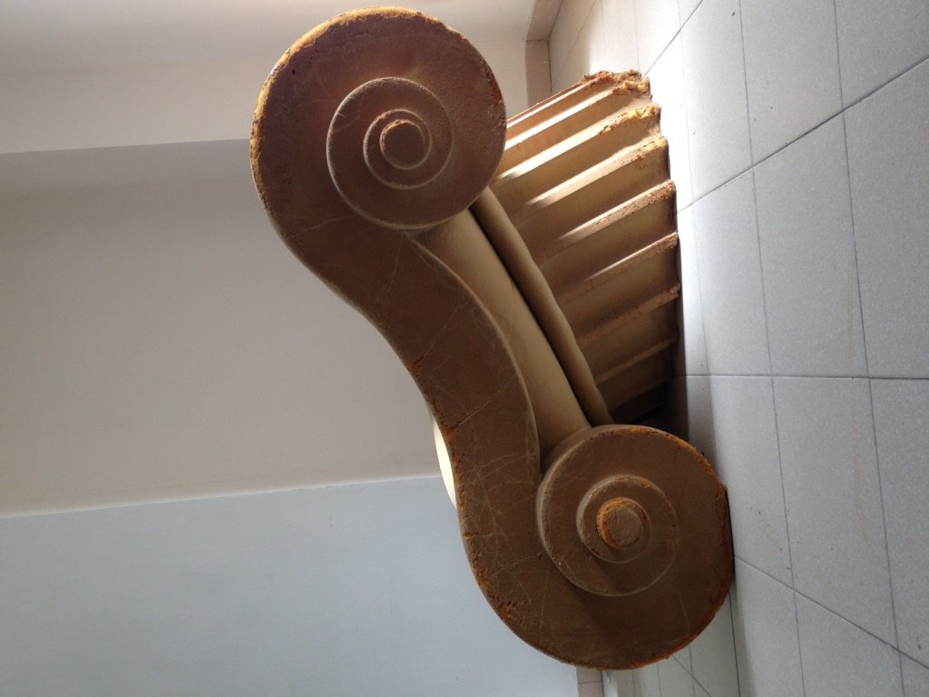 STUDIO 65 - Edition GUFRAM - 1972 (modèle ancien): STUDIO 65 - Edition GUFRAM - 1972 (modèle ancien) Fauteuil modèle " Capitello" en mousse de polyuréthane expansé et laqué 110 x 120 x 82 cm Un certificat d’authenticité sera remis à l’acqu�