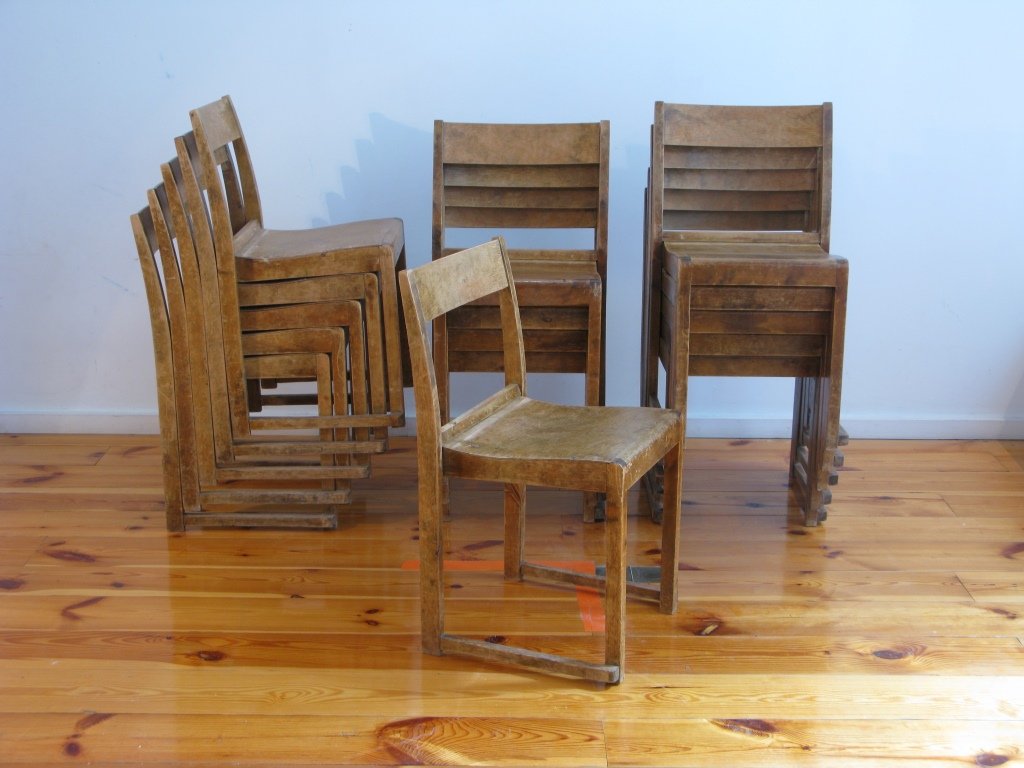 SVEN MARKELIUS, vers 1940 Suite de 16 chaises pour le: SVEN MARKELIUS, vers 1940 Suite de 16 chaises pour le théâtre HELSINBORG en bois blond 82 x 45 x 43 cm
