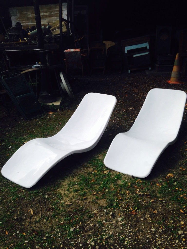 Charles ZUBLENA (1910-?) - vers 1965 Paire de chaises: Charles ZUBLENA (1910-?) - vers 1965 Paire de chaises longues en polyester laqué blanc 162 x 54 cm