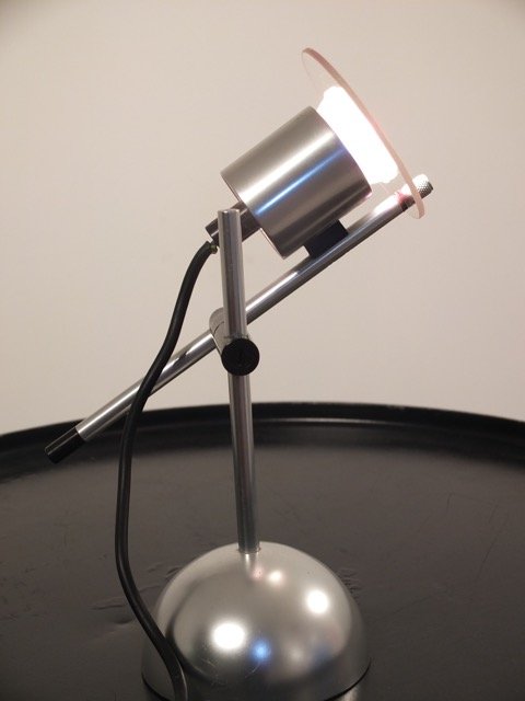 Peter NELSON (XX) - vers 1965 Lampe en inox et métal H: Peter NELSON (XX) - vers 1965 Lampe en inox et métal H : 63 cm