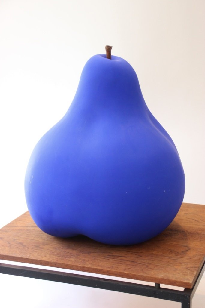 Lisa PAPPON - édition BULL & STEIN Importante poire en: Lisa PAPPON - édition BULL & STEIN Importante poire en céramique bleu électrique mat, à tiges en bois. Hauteur : 65 cm environ Accident