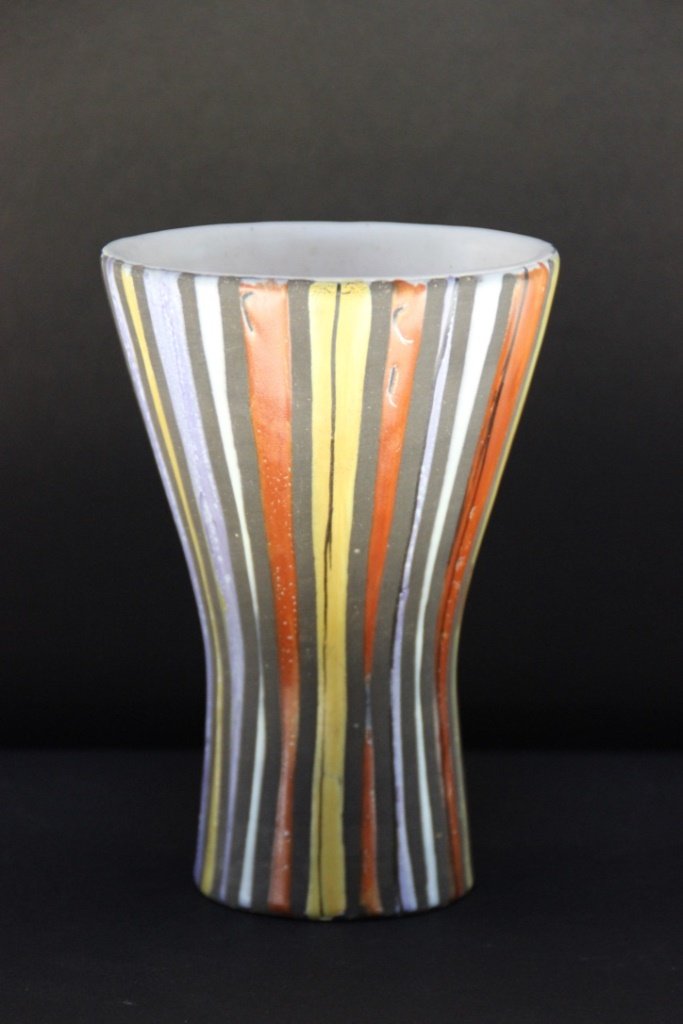 Roger CAPRON (1922-2006) Vase diabolo en faïence: Roger CAPRON (1922-2006) Vase diabolo en faïence émaillée à décor polychrome de stries. Signé en dessous à l'émail noir H : 15 cm