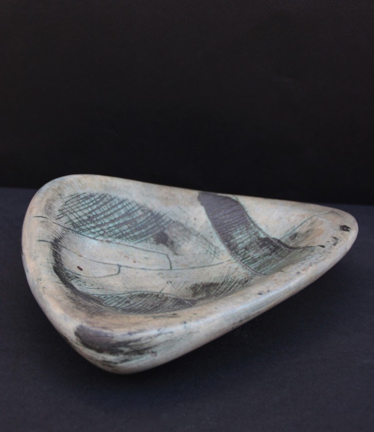 Jacques BLIN (1920-1995) Vide poche en faïence émaillée: Jacques BLIN (1920-1995) Vide poche en faïence émaillée vert à décor scarifié Signé dessous 6 x 19 x 15 cm