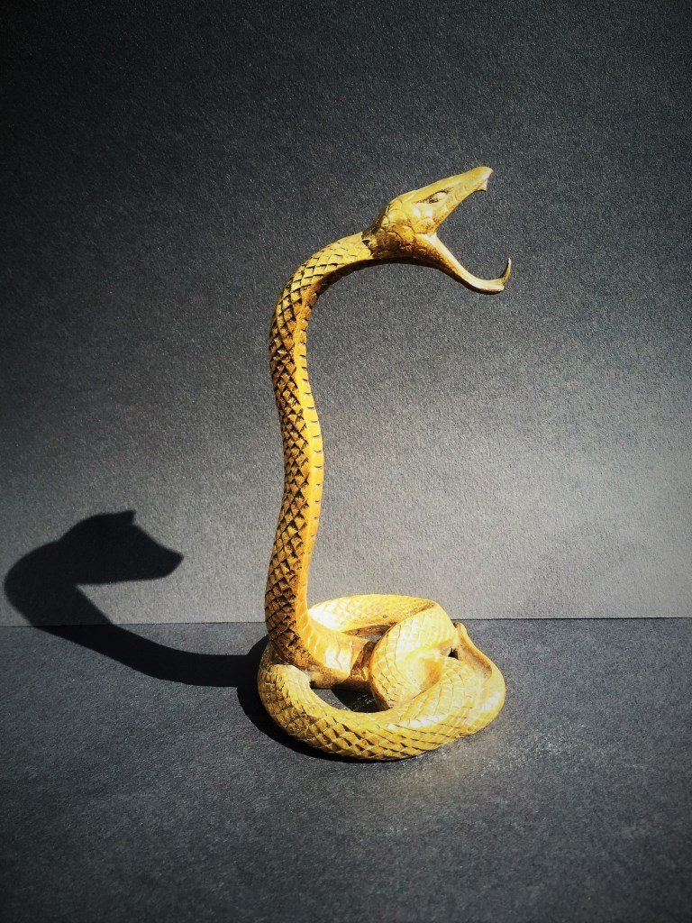 Jean DUNAND (1877-1942) Porte montre en bronze à patine: Jean DUNAND (1877-1942) Porte montre en bronze à patine dorée formant un serpent Porte la marque "JD" en dessous H : 15,5 cm