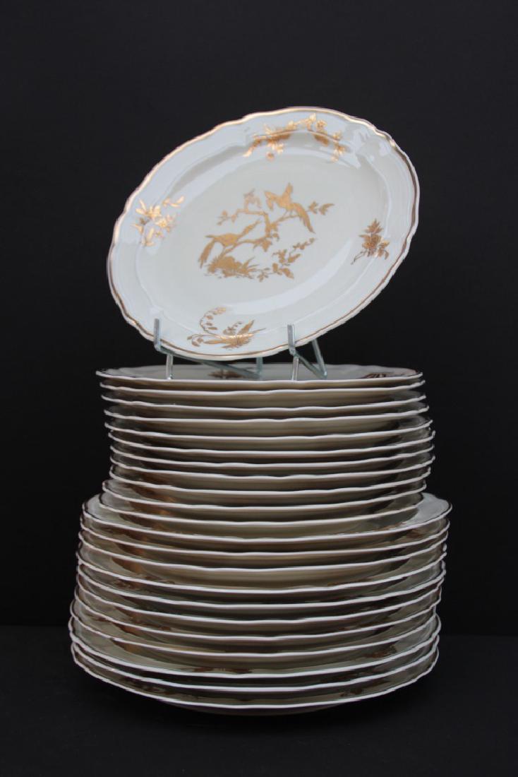 LIMOGES France Partie de service en porcelaine signé L.: LIMOGES France Partie de service en porcelaine signé L. BERNARDAUD & Cie "Service exécuté pour la réception de S.M. La reine Elisabeth à l'occasion de sa visite en France , Avril 1857 " Comprenan