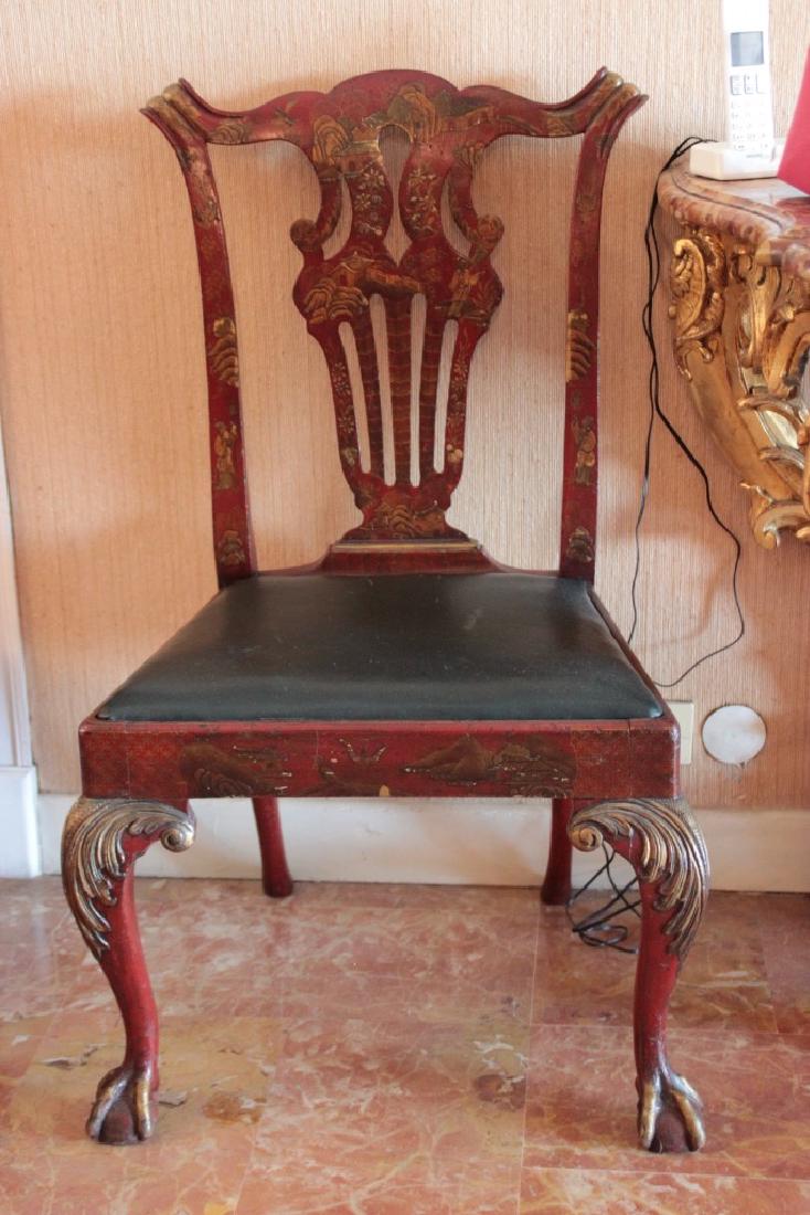 Paire de chaises en bois laqué à décor de chinoiseries: Paire de chaises en bois laqué à décor de chinoiseries Garniture de cuir vert pour l’assise Angleterre, XIXe siècle L : 57 cm