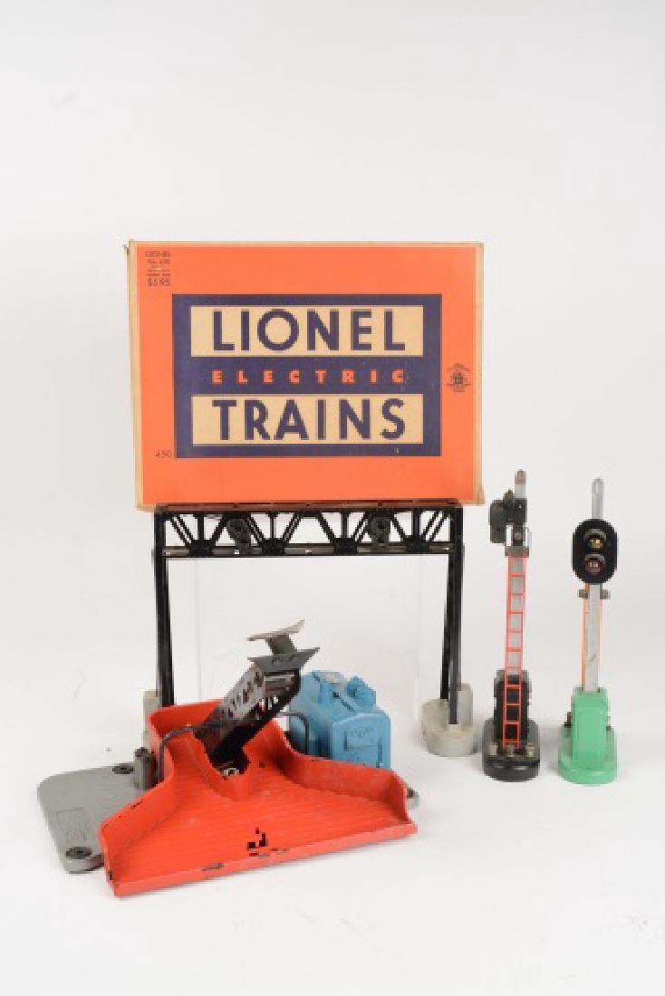 Lionel 397 Coal loader, 450 & signals (1 of 5)