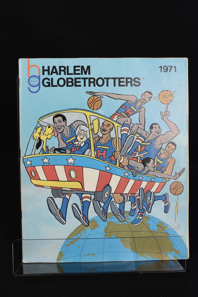 1971 Harlem Globetrotters Official Yearbook: 1971 Harlem Globetrotters Official Yearbook, Abe Saperstein Publishing (Meadowlark, Curly & Neal). Centerfold in tact. Contact our recommended 3rd party "for profit" shipper Pak Mail at (260) 637-4809
