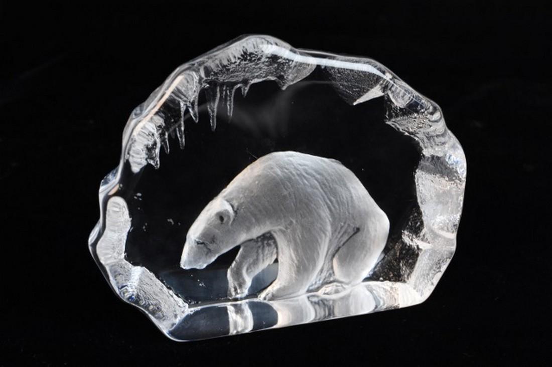 Art Glass Paperweight With Polar Bear: Art Glass Paperweight With Detailed Polar Bear Impression. This piece is not marked however the craftsmanship is flawless. It measures 4 1/2" x 6" and is in good condition. Contact our recommended 3rd
