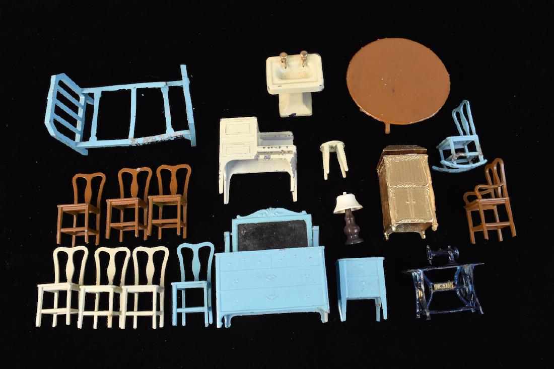Miniature Tootsie Toy Cast Iron Doll Furniture (1 of 8)