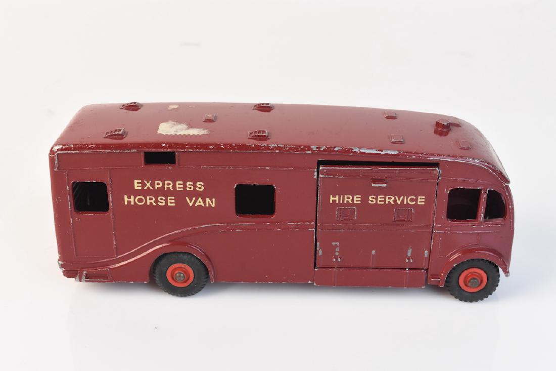 Dinky Die Cast 581 Express Horse Van (1 of 5)