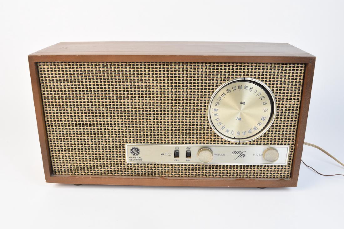 Vintage GE Radio Model T290A (1 of 4)