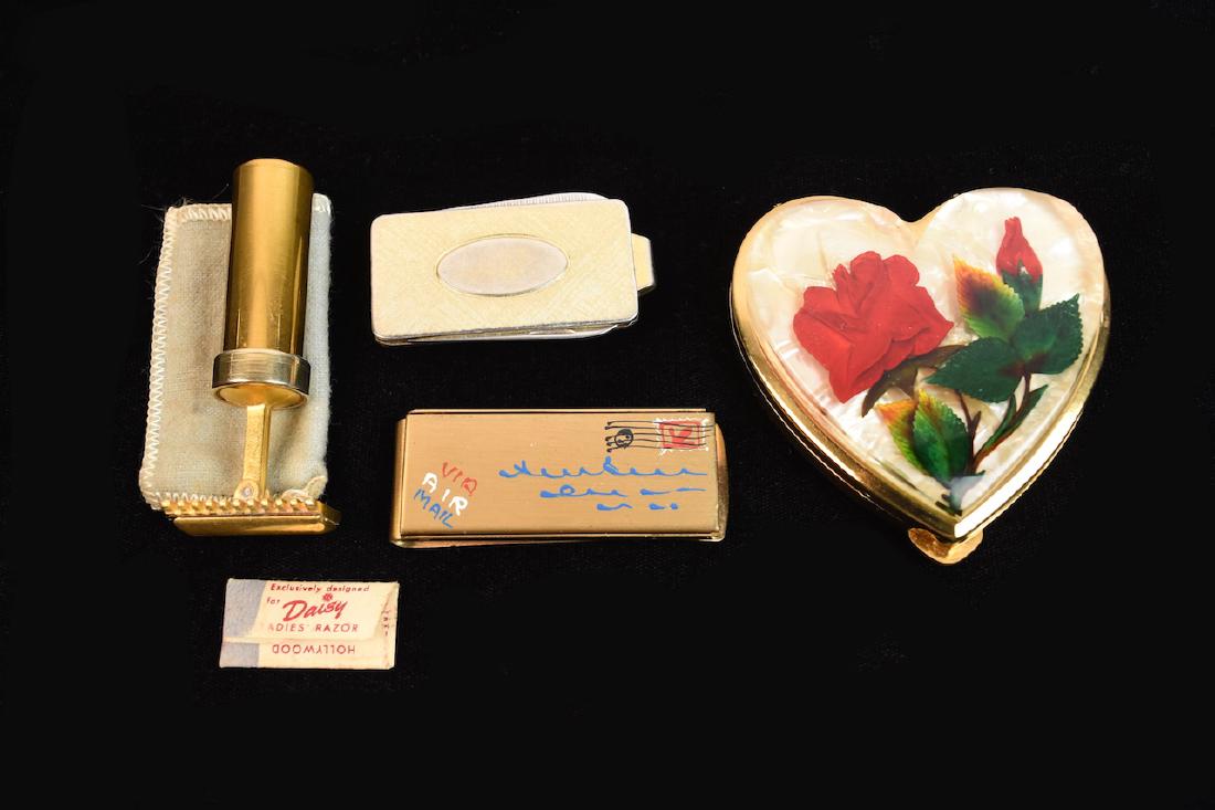 Vintage Accessories; razor, compact, money clip (1 of 5)