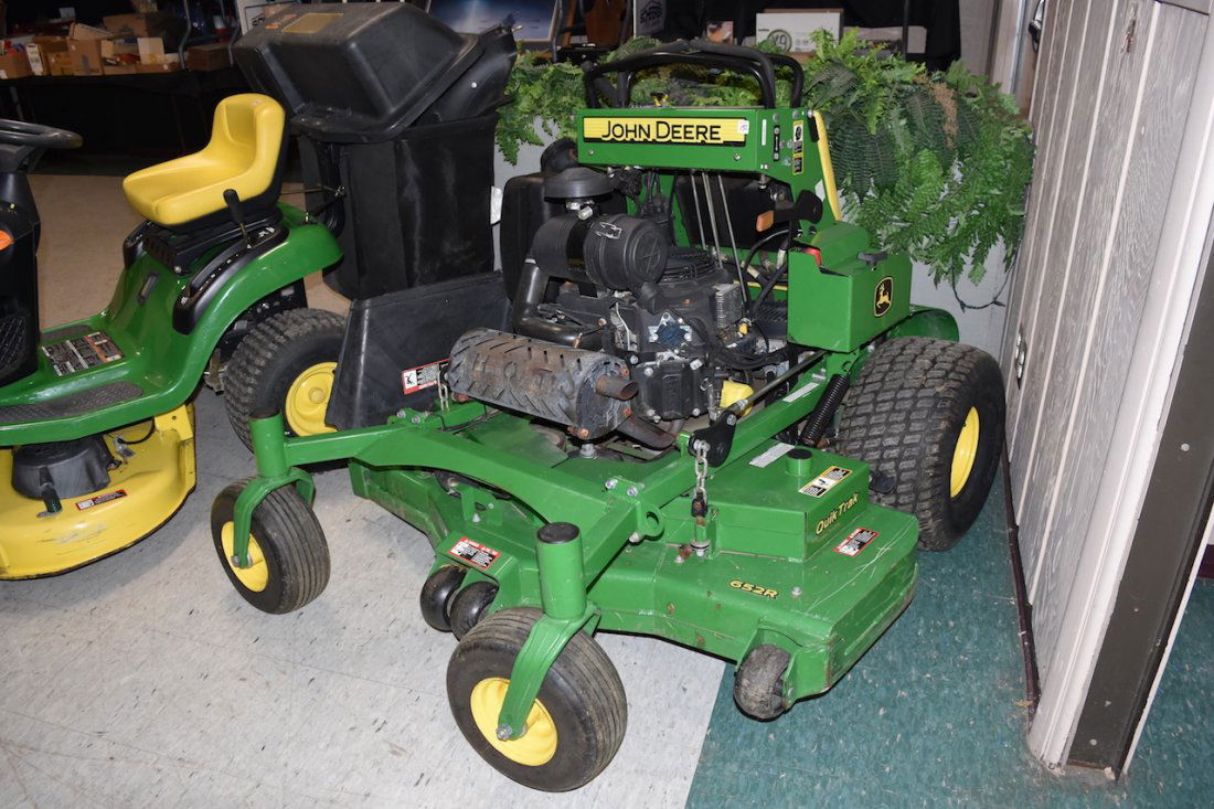 2013 John Deere QuikTrak Commercial Zero Turn Mower: 2013 JOHN DEERE 652R EFI QUIKTRAK COMMERCIAL ZERO TURN STAND ON MOWER (218 HRS.): Fuel injected, 23 hp Kohler gas engine, 52" deck, adjustable mower height, 2WD, zero radius, good used condition. Seri
