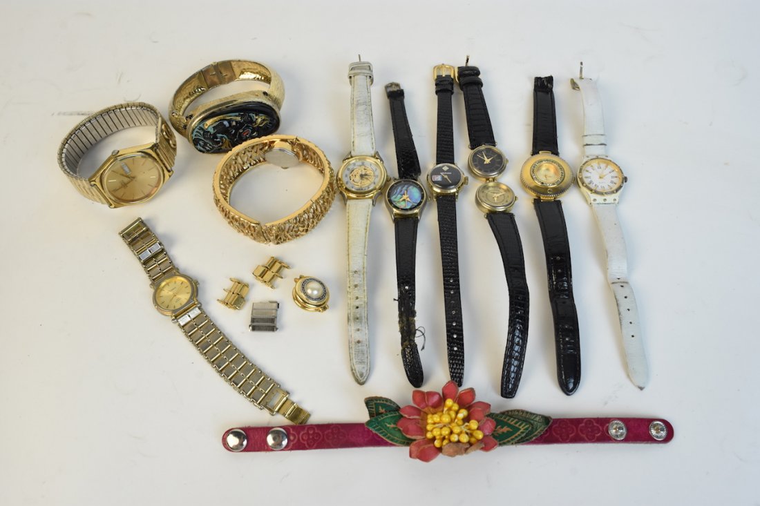 Collection on Men's and Women's watches: Included in this collection we have one men's watch by Seiko Quartz in gold tones with day and date. It is a 25th anniversary watch for an IN company with the original owners name on the back. We also