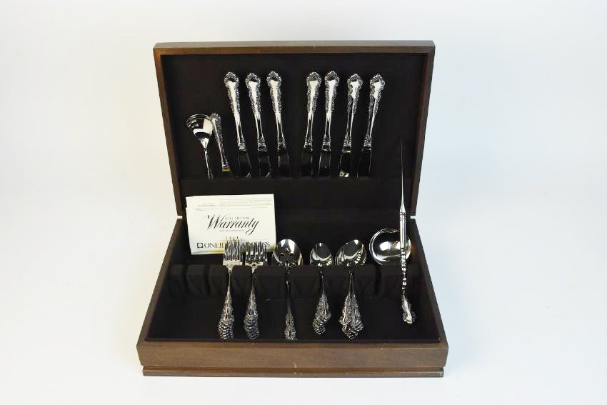 44 pc. Stainless Steel Oneida Flatware Set (1 of 8)