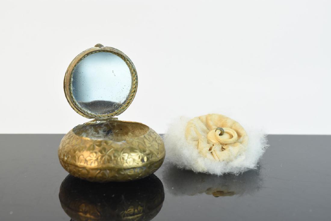 Vintage Dainty Ladies Powder Embossed Clovers (1 of 5)