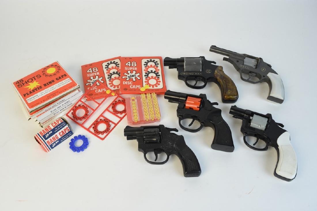 Cap Guns & Caps; Tootsietoys, Bond XX, Wasp +: Vintage cap guns including Tootsietoys, Bond XX, Susy, Wasp and another unmarked. We also have several boxes of unused disc caps, cap rings and cap rolls. The guns are in good used condition however t