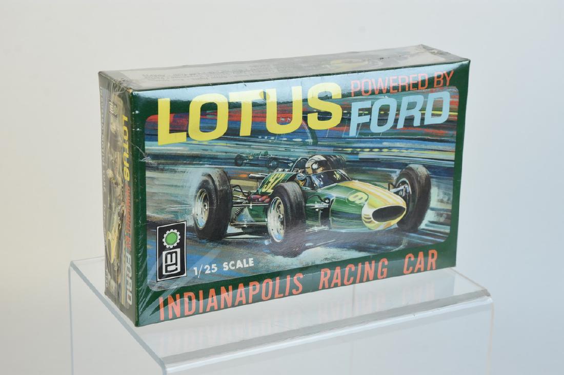UNOPENED Lotus 1/25 Scale Model Car Powered by Ford (1 of 6)