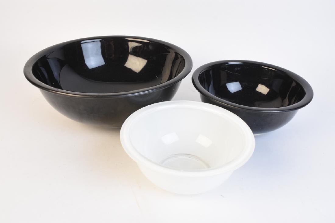 Vintage Pyrex Nesting Bowls, Set of 3 (1 of 4)