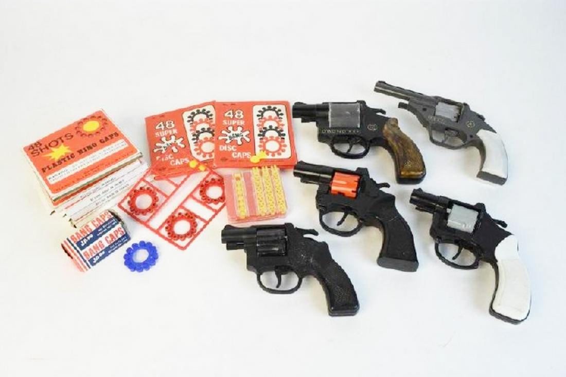 Cap Guns & Caps; Tootsietoys, Bond XX, Wasp +: Vintage cap guns including Tootsietoys, Bond XX, Susy, Wasp and another unmarked. We also have several boxes of unused disc caps, cap rings and cap rolls. The guns are in good used condition however t