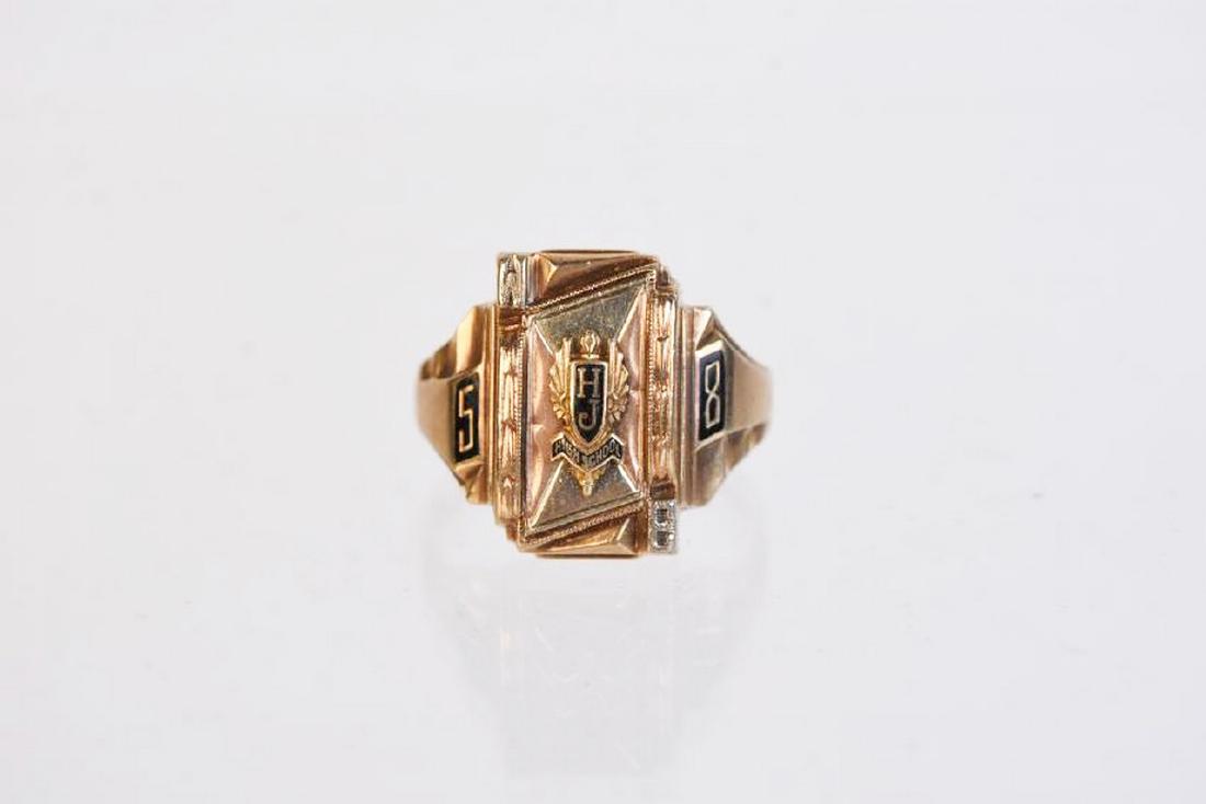 10K Gold Men's Class Ring; 8g: 10K Yellow gold men's class ring approx. size 9.25. Total weight is 8 grams. Contact our recommended 3rd party "for profit" shipper Pak Mail at (260) 637-4809 or contact@pakmailshipsfortwayne.com for 