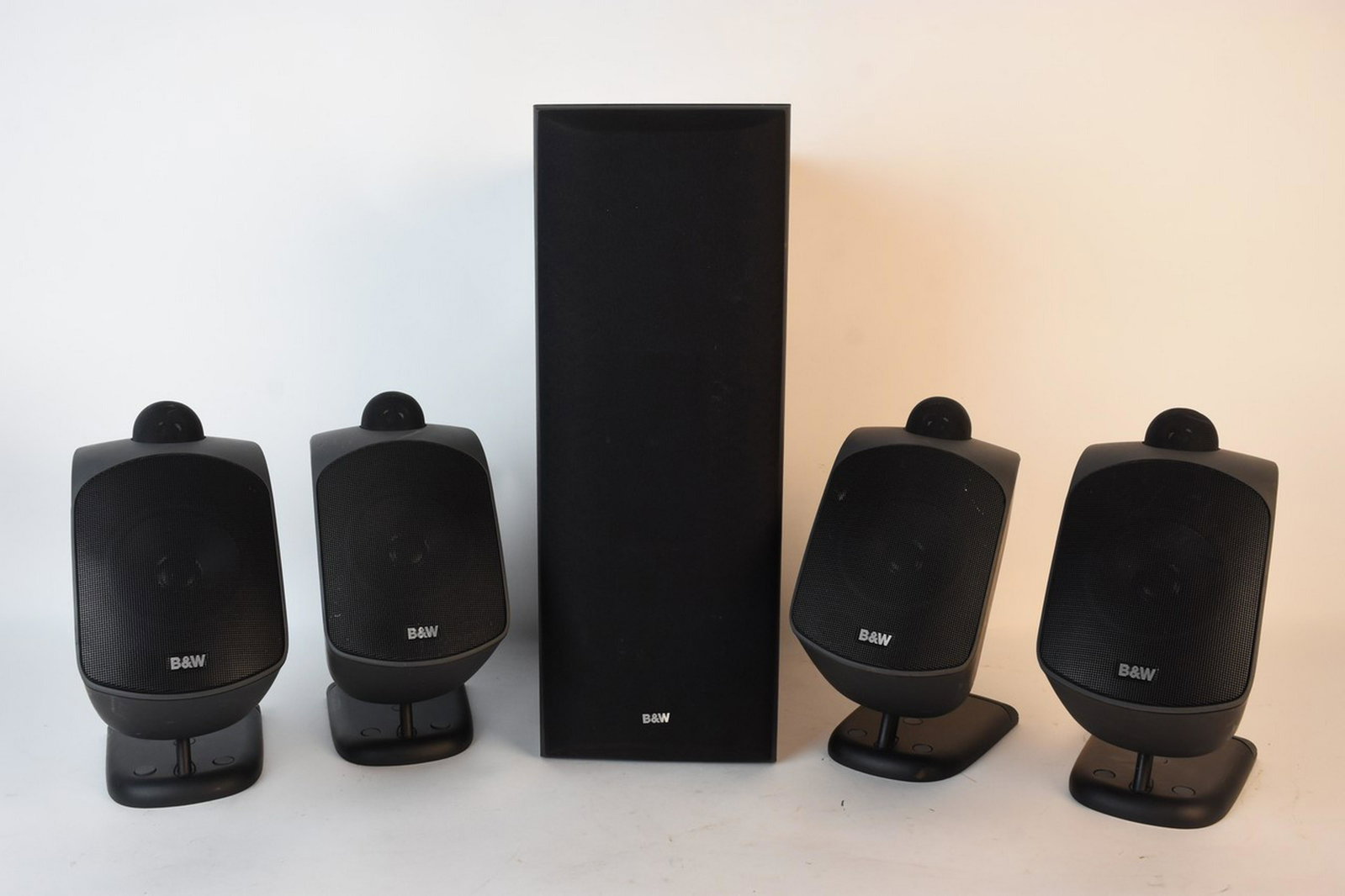 Bowers & Wilkins Speaker Lot: A nice collection of B&W (Bowers & Wilkins) speakers including a model LCR-S2 center speaker (serial #: 012519); and four model LM-1 wall mounted speakers. The attached wall mounts also pivot. Unteste