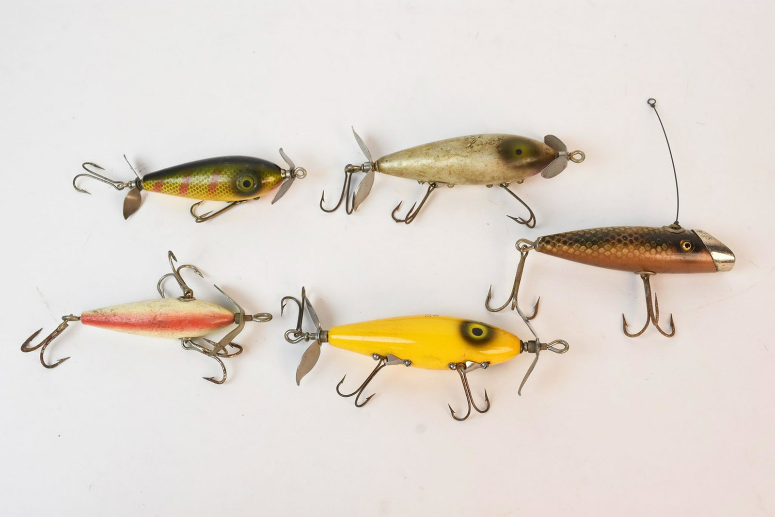(5) South Bend Fishing Lure Assortment: Five South Bend fishing lure assortment. Contact our recommended 3rd party "for profit" shipper Pak Mail at (260) 637-4809 or contact@pakmailfw.com for shipping quote PRIOR to bidding. Scheerer McCull