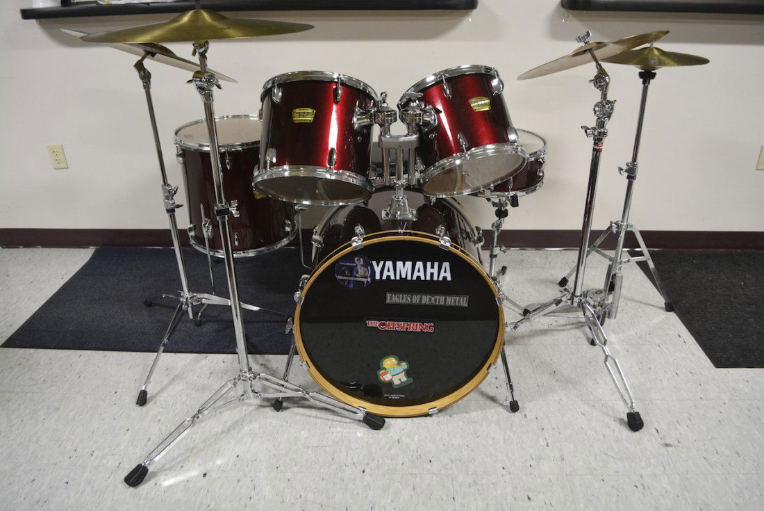 Yamaha YD Series Drum Set: A Yamaha YD Series 8pc drum set. Includes bass drum, two mounted toms, floor drum, drummer's throne, hi-hat cymbals, and other cymbals. Cymbals are Yamaha and 502 Paiste brand. Contact our recommended