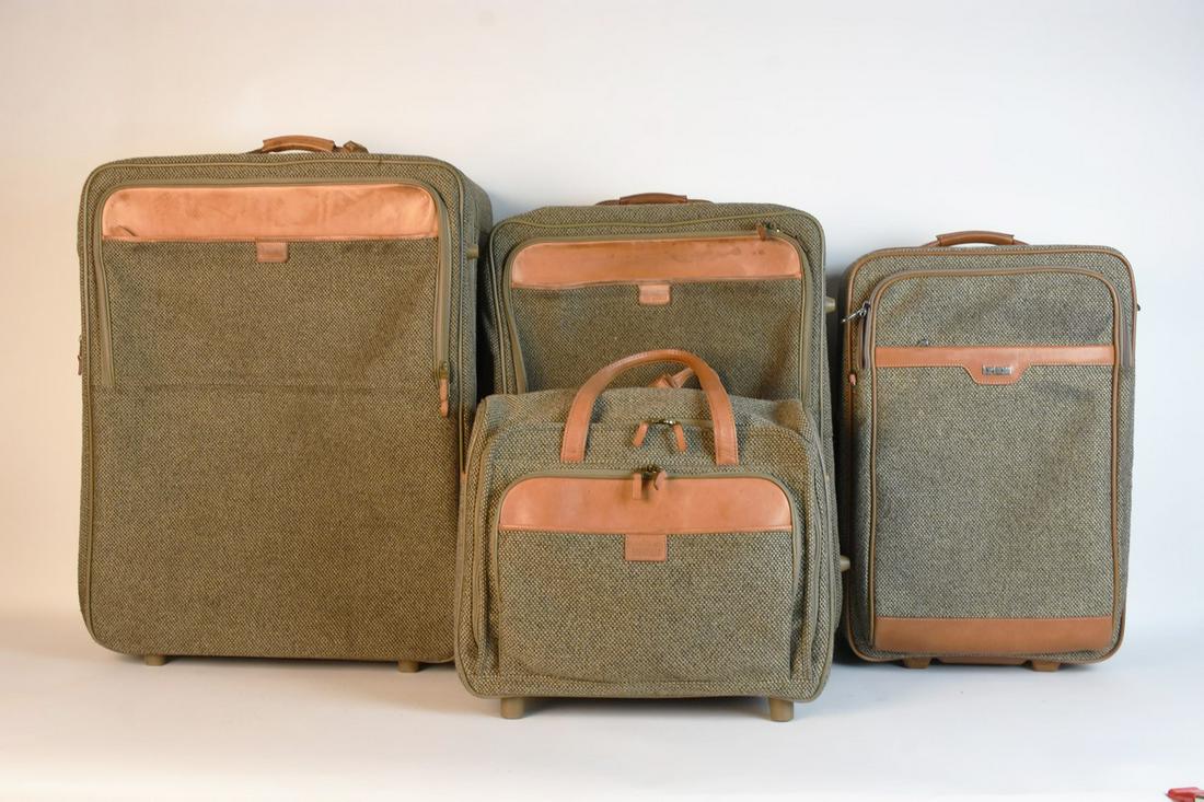 Vtg. Hartmann Tweed & Leather Luggage: A set of four pieces of vintage Hartmann tweed & leather luggage with expandable handles and wheels. Includes a 22" expandable suitcase; a 26" suitcase; and a 24" suitcase. Also included is a 15" week