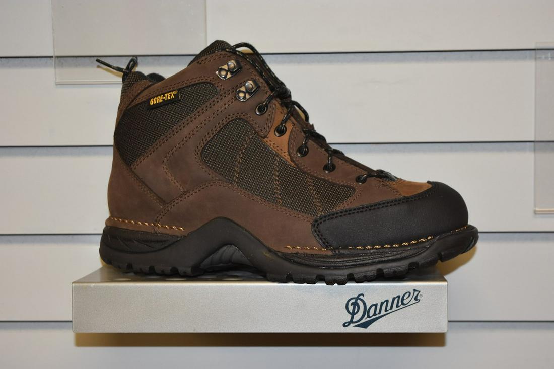 Men's Danner Radical 452 Brown ST GTX Boots, 9.5: NEW in box, men's Danner Radical 452 brown ST GTX leather upper boots. Gore-TEX. US size 9.5. Contact our recommended 3rd party "for profit" shipper Pak Mail at (260) 637-4809 or contact@pakmailfw.com