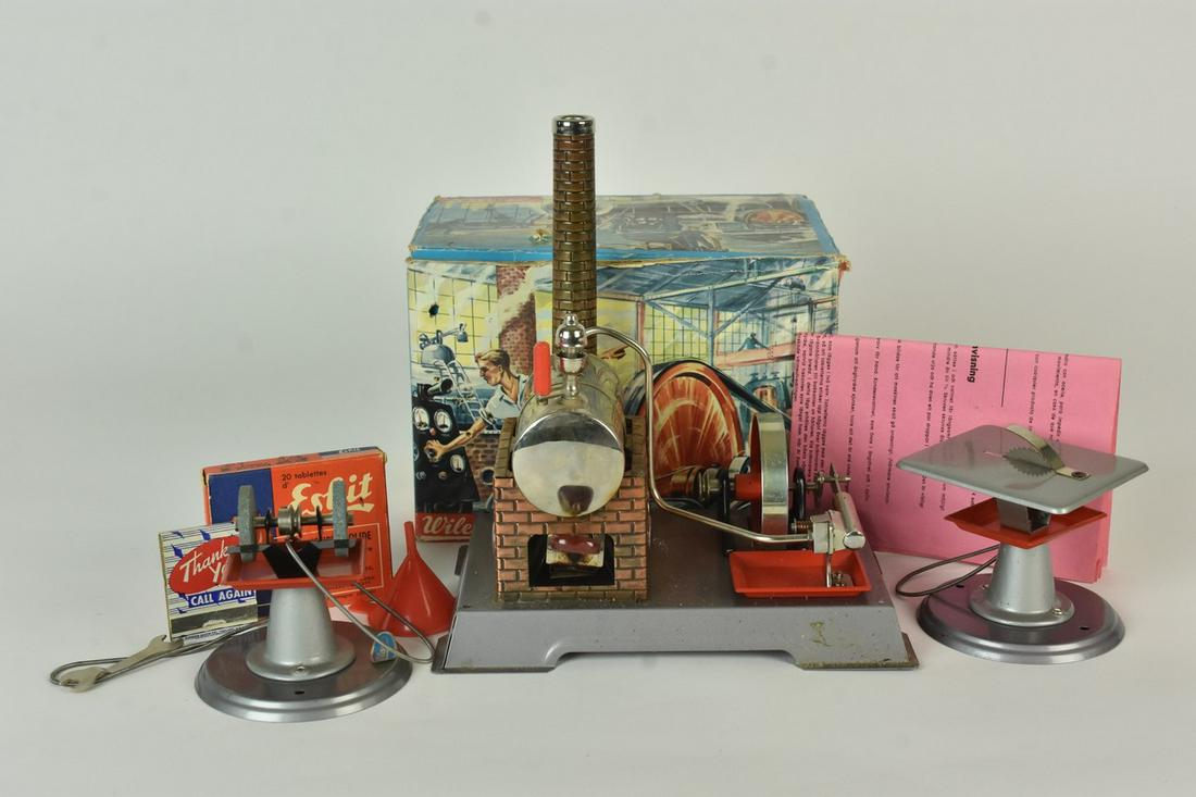 Wilesco D5 Steam Engine With Box: A vintage Wilesco D5 Steam Engine with original packaging. Discoloration to steam engine, extra pieces that do not appear to belong to set, wear to packaging. Box measures approx. 6" H x 6.5" D x 8.25