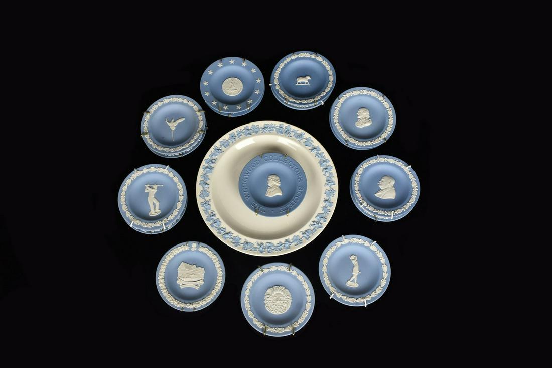 Wedgwood Embossed Queensware Plate w/ Mini Plates (1 of 10)