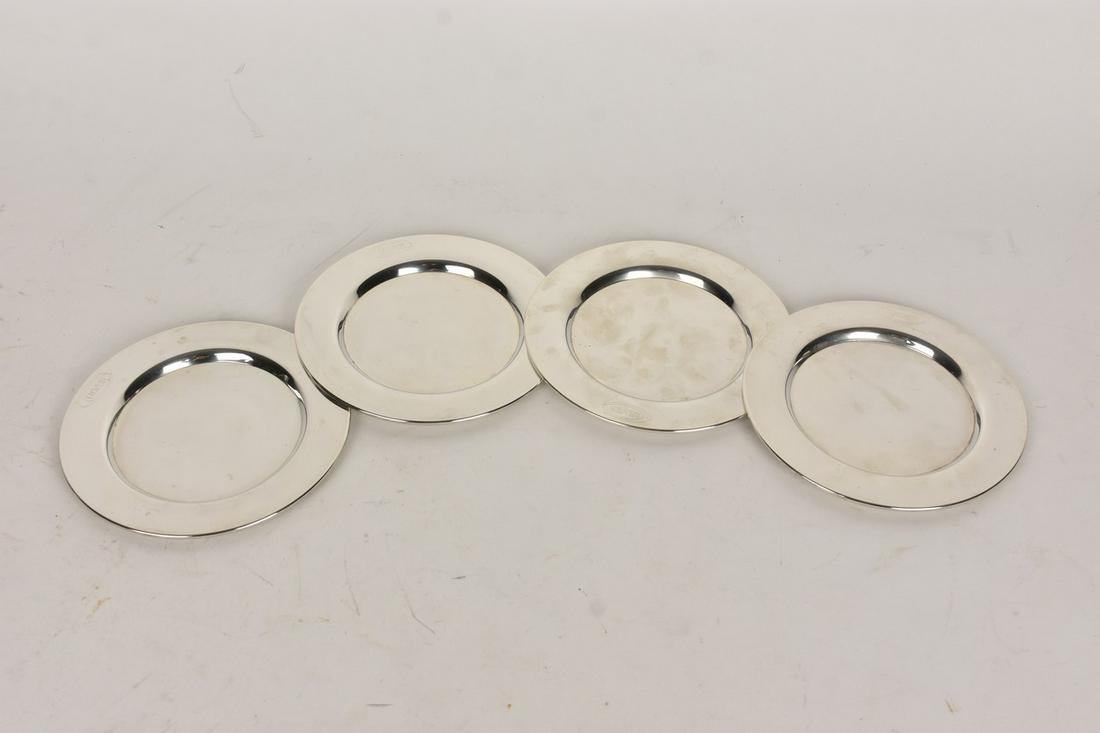 (4) Silver-plate WM Rogers Culver Chargers: A set of four silver-plate W. M. Rogers Culver Academies chargers. They measure approx. 6" in diameter. Light tarnish and surface scratches. Please Note: Scheerer McCulloch Auctioneer will add shippin