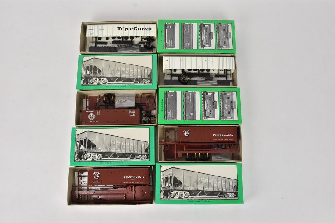 (5) Bowser HO Scale Train Model Kits: A collection of five Bowser HO scale model kits in original packaging including Double Door Box Cars; round roof box car; and more. Some kits may be assembled/partially assembled; contents of packagin