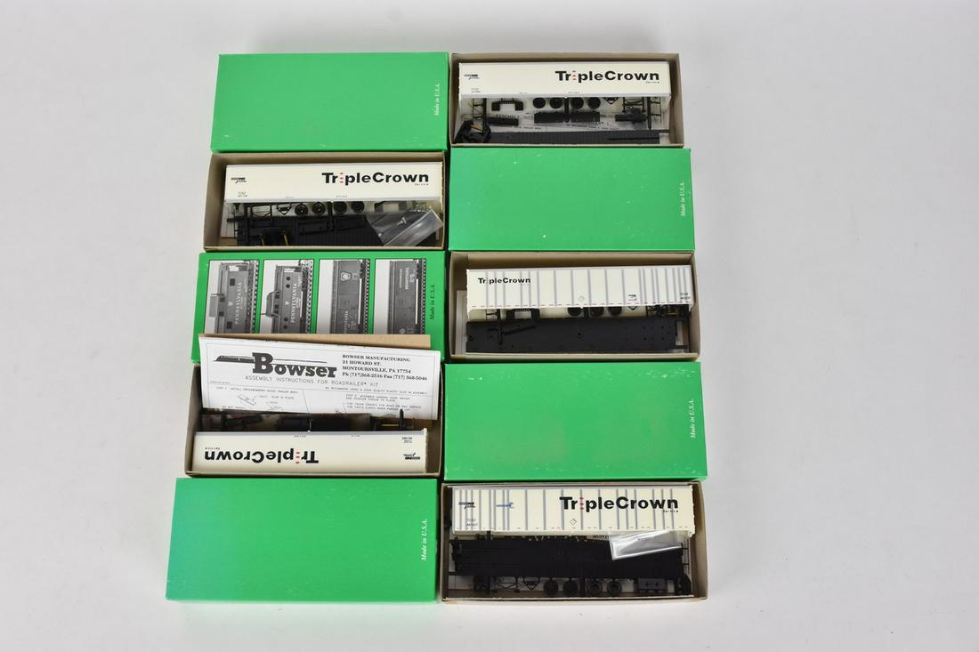 (5) Bowser HO Scale Train Model Kits: A collection of five Bowser HO scale model kits in original packaging including Smooth Wall RoadRailer's. Some kits may be completed; contents of packaging not checked for assembled/partially assemble