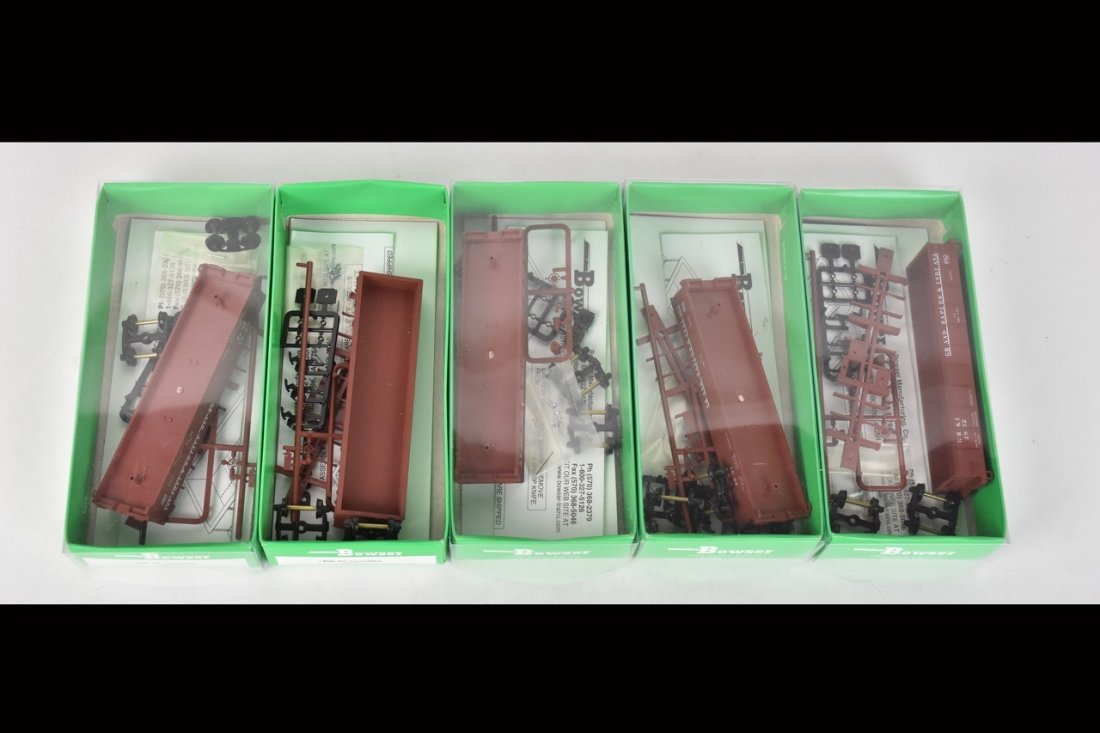 (5) Bowser HO Scale Train Model Kits: A collection of five Bowser HO scale model kits in original packaging including Gondolas. Contents of packaging not checked for completion; shelf wear to packaging. Please note has not been evaluated 