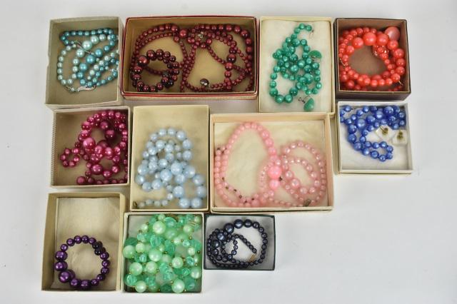 (19) Moonstone Beads: (19) Pieces "moonstone" beads jewelry in 11 different shades, some matching clip earrings with bracelets and necklaces. All pieces in used condition. Please Note: Scheerer McCulloch Auctioneer will ad