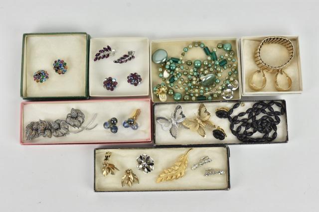 Lot Vintage Signed Costume Jewelry: Vintage costume jewelry by Barclay, Monet, Sarah Coventry, Coro Craft, Coro, Vogue, B.David, and Les Bernard. Including brooches, earrings , neclaces, some sets. All pieces in this lot are stamped and