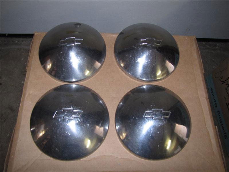 107 (4) Chevrolet baby moon hub caps