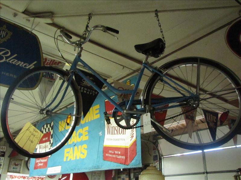 Women's Schwinn 3 Speed Breeze Bike: Women's Schwinn 3 Speed Breeze Bike REAR [British Sturmey Archer] HUBS indicate the bike was built in December 1973. Appears to be all original except possibly newer tires. 3 speed with hand brakes.