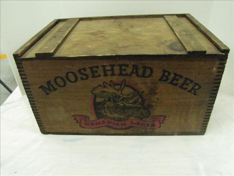 Vintage Moosehead Beer Advertising Crate: Vintage Moosehead Beer Advertising Crate Moosehead logo stamped on all 4 sides, dovetailed corners, cut in handles. Slide lid on top. Excellent condition. with one small slat missing off base. Lid top