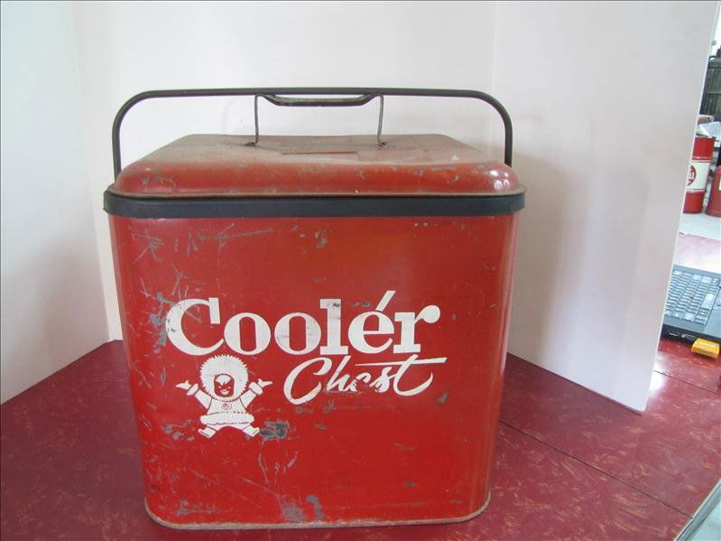 Vintage Metal Red Cooler Chest: Vintage Metal Red Cooler Chest Great solid metal vintage cooler. Flip carry handle and top handle for lid removal. Interior ice tray. Side screw out drain with side bottle opener. This measures 16" x