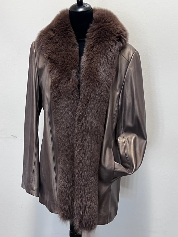 Maryn Richards Fur Collar Coat: Maryn Richards fur collared coat, size large, see photos