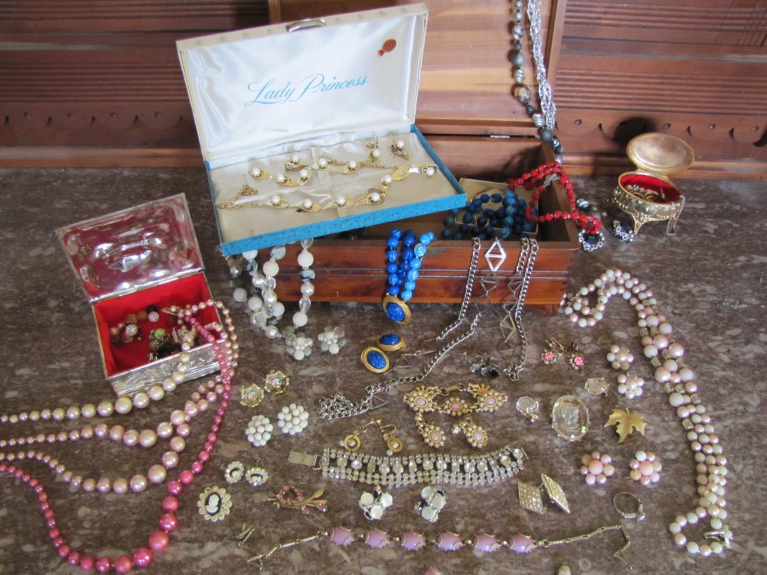 Lot of Vintage Costume Jewelry: Lot of Vintage Costume Jewelry This lot includes everything pictured and trinket/jewelry boxes. There are several bake lite pieces and several with maker marks.